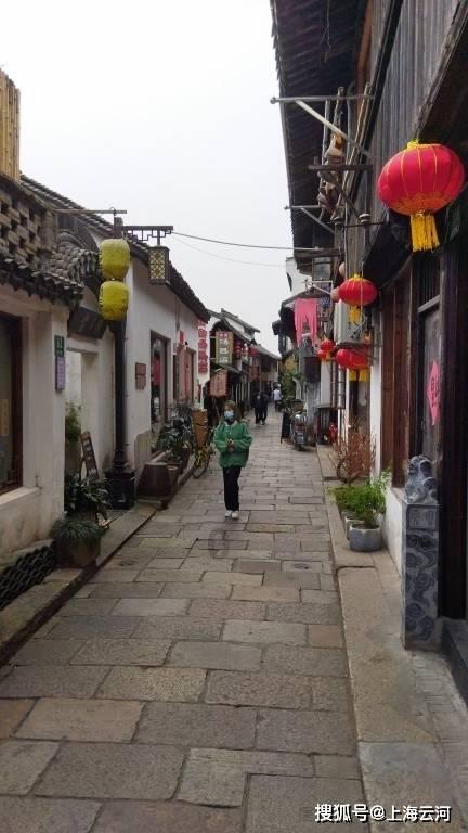 河南37岁女子当奶奶，被嘲两代人没文化，霸气回怼：不感觉比人差