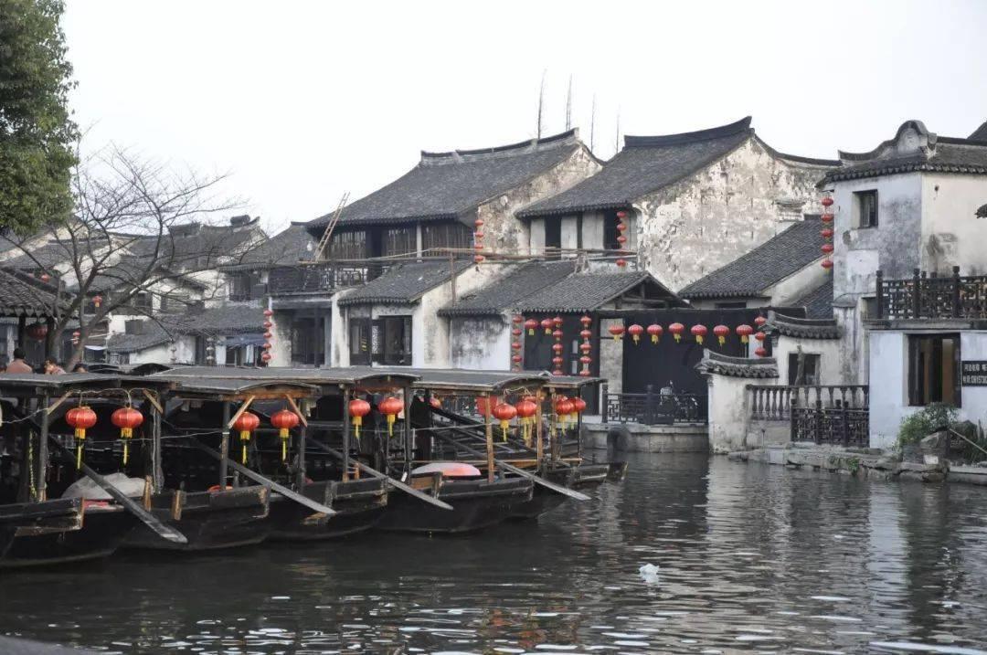 小孩们玩火点燃大片草坪，一旁小伙出言谴责反遭回怼